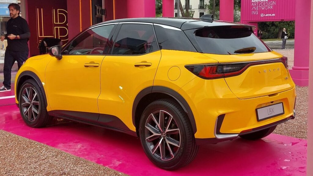 exposicion-arte-lexus-lbx-madrid-trasera