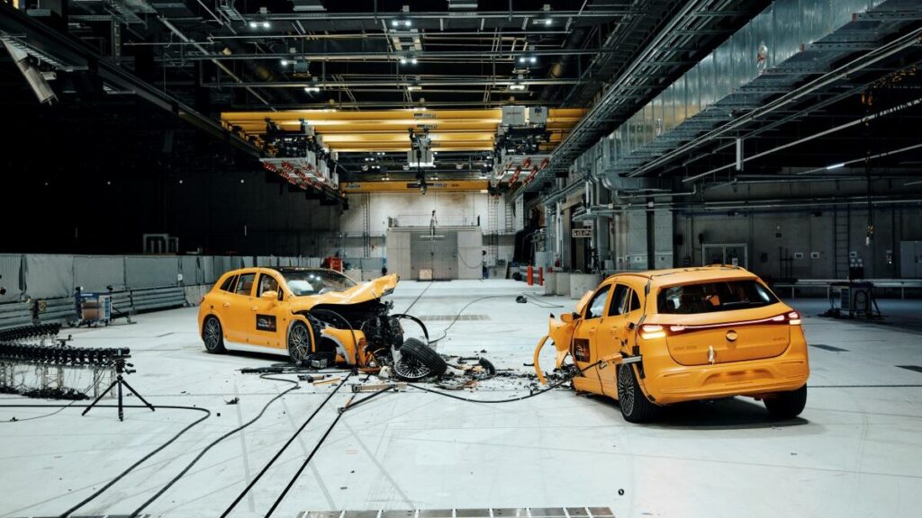 primera-prueba-choque-coches-electricos-mercedes-1