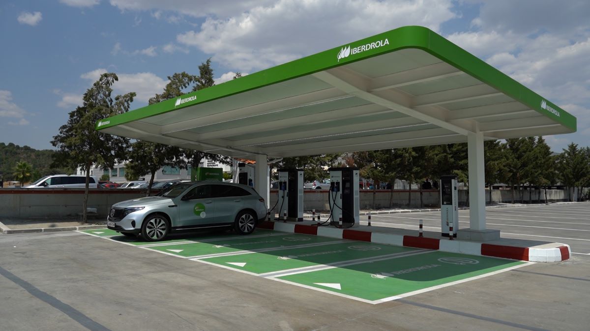 punto-recarga-super-rápida-iberdrola coche electrico
