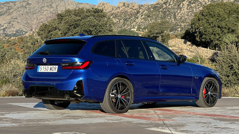 5 BMW 330e Touring 2023