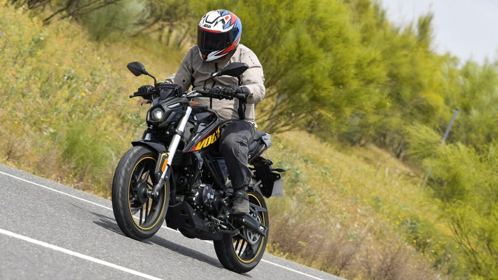 VOGE_125R_accion-3