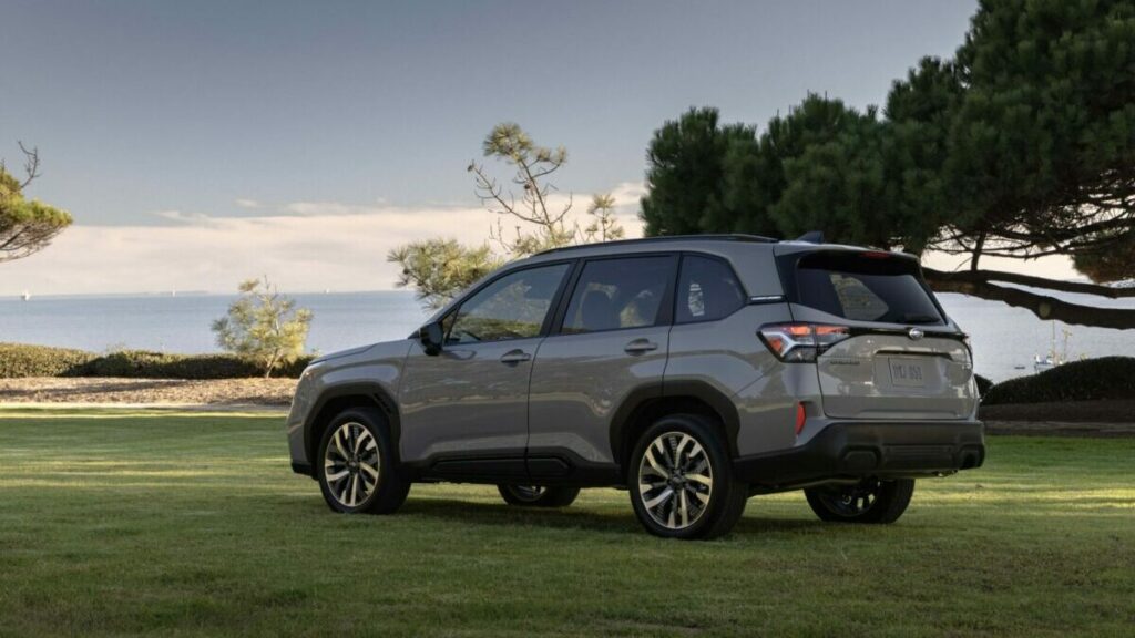 subaru forester 2024 tres cuartos trasera