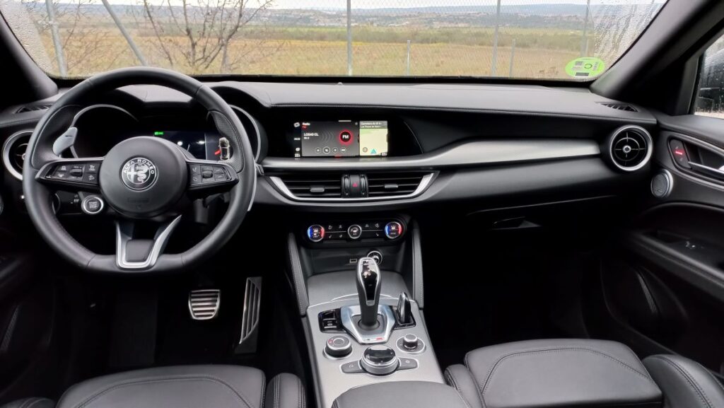 Alfa Stelvio 2.0 turbo gris salpicadero