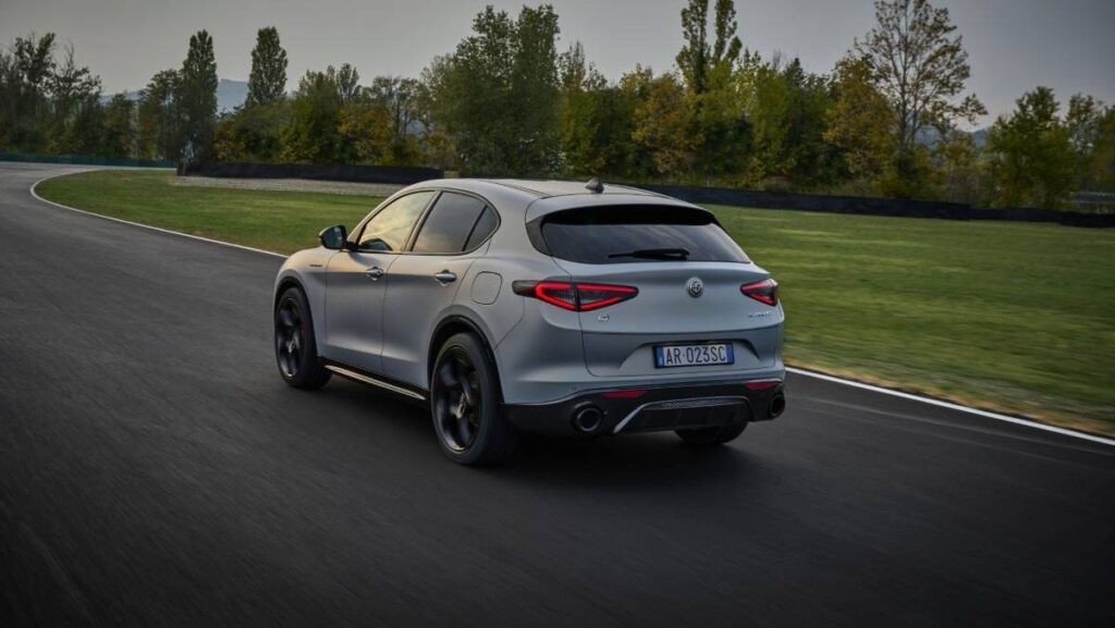 Alfa_Romeo_Stelvio_exterior