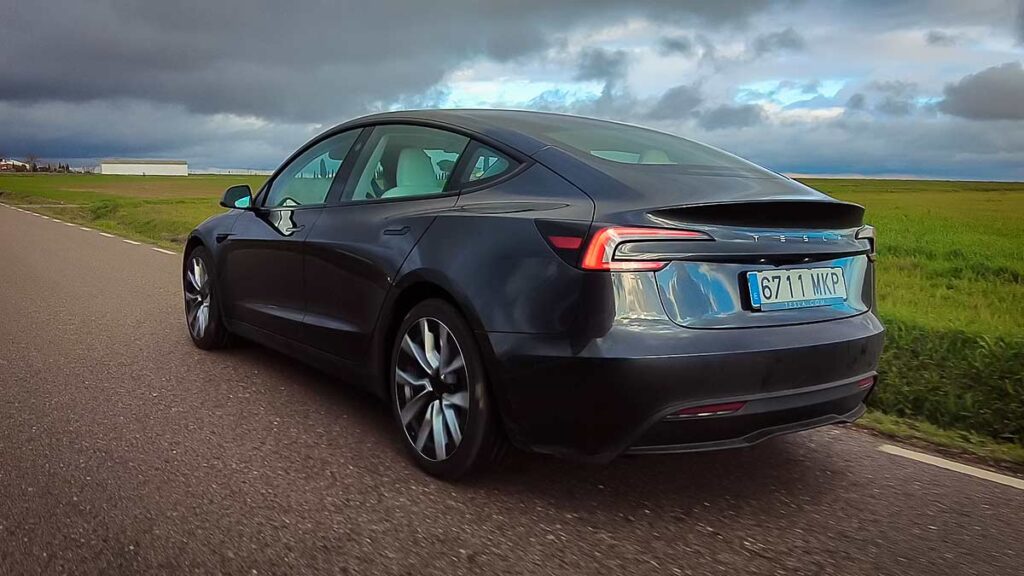 Tesla Model 3 Highland en marcha tres cuartos trasero gris