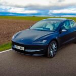 Tesla Model 3 Highland tres cuardos delantero gris en marcha coches electricos