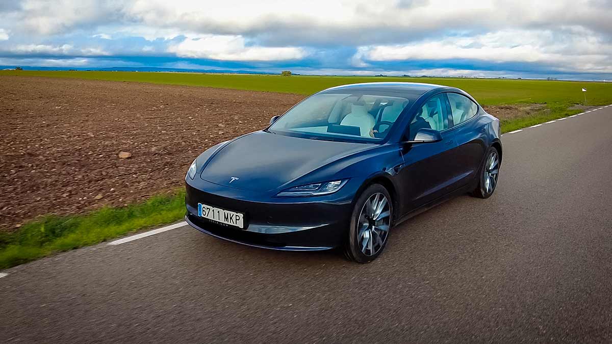 Tesla Model 3 Highland tres cuardos delantero gris en marcha coches electricos