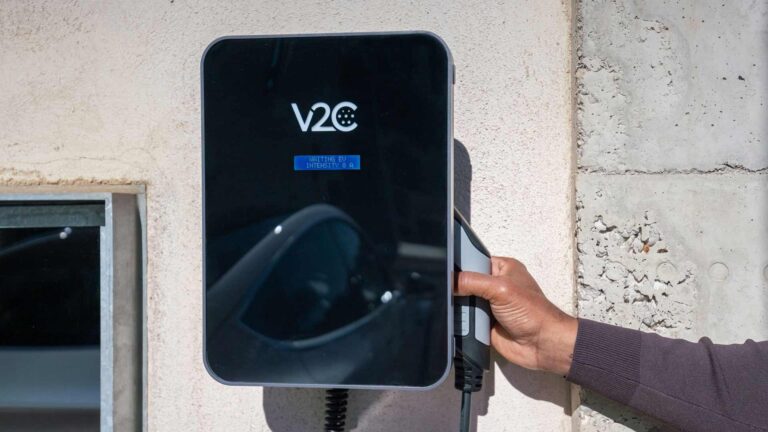 V2C Trydan 1 apertura cargador