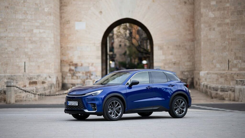 Lexus LBX azul