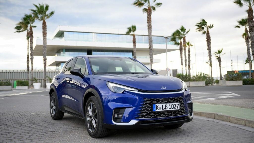 Lexus LBX azul