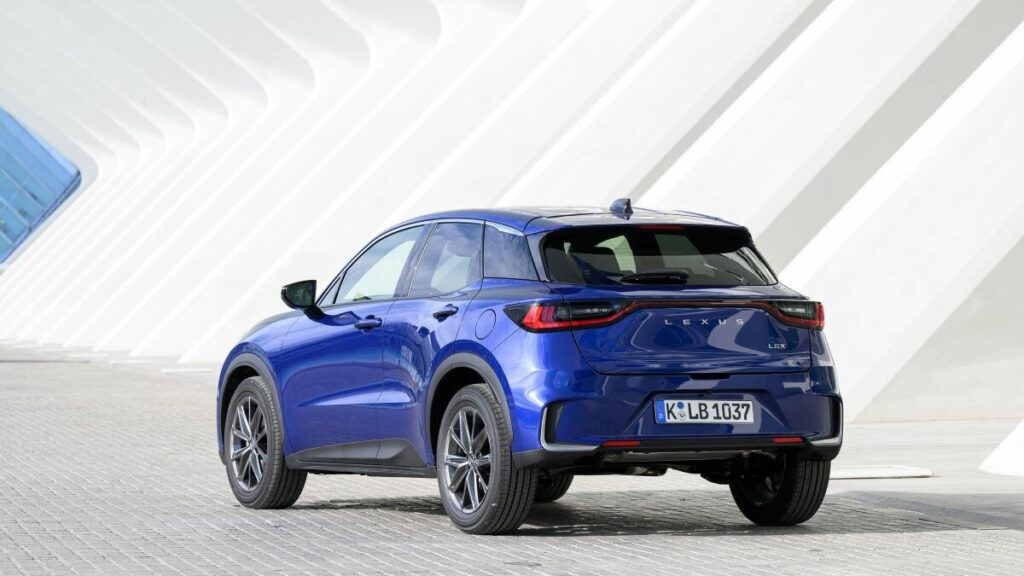 Lexus LBX azul