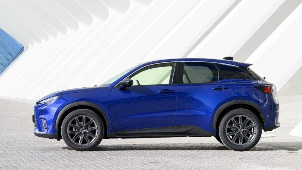 Lexus LBX azul