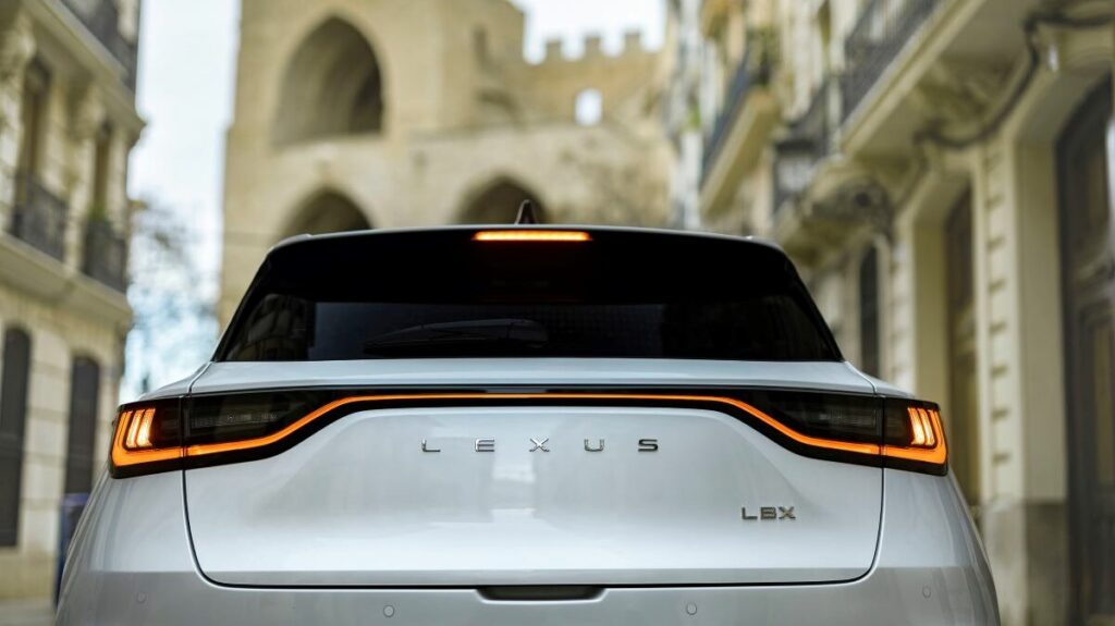 Lexus LBX blanco