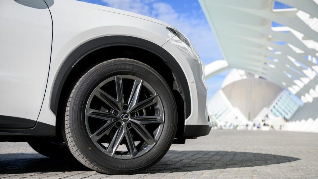 Lexus LBX blanco