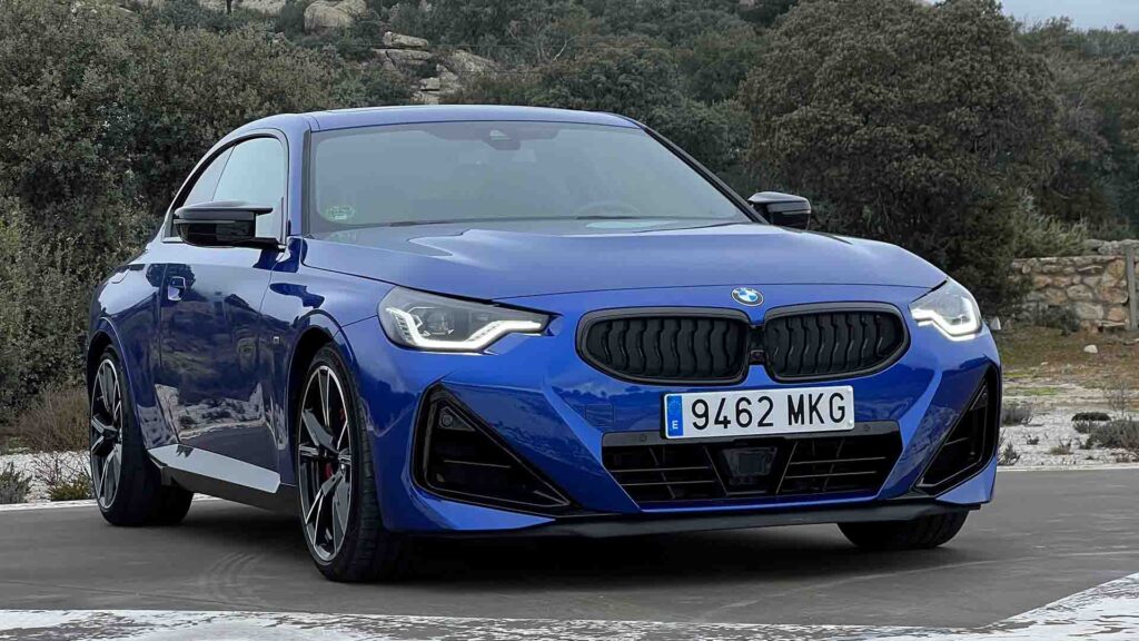 1_BMW M240i 2024 exterior azul