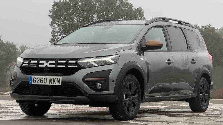 1_Dacia Jogger Hybrid 140 Extreme 7 plazas Gris exterior