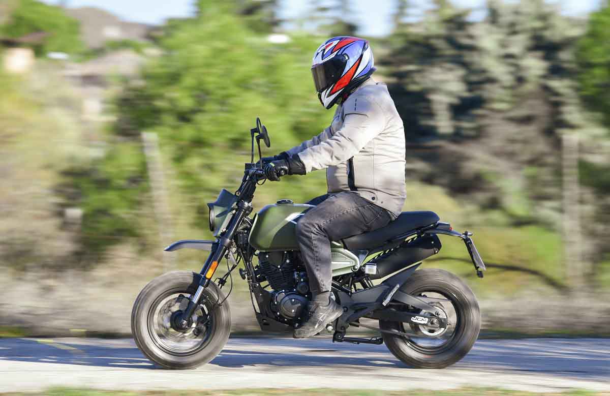 Brixton Crossfire XS 125 accion