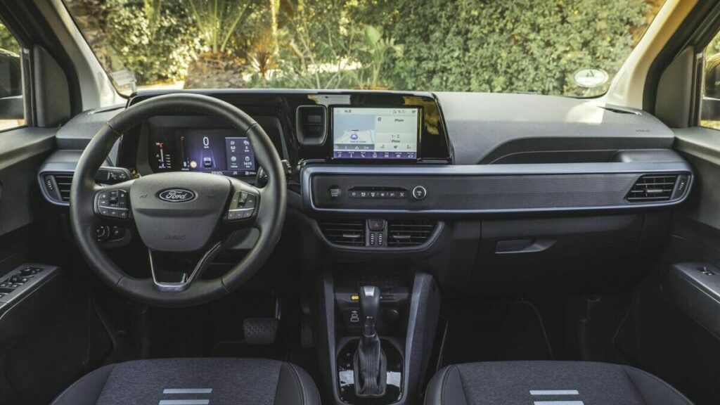 Ford Tourneo Courier Active Verde salpicadero
