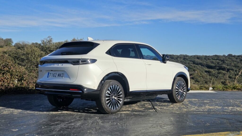 Honda eNy1 blanco 2024 tres cuartos trasera