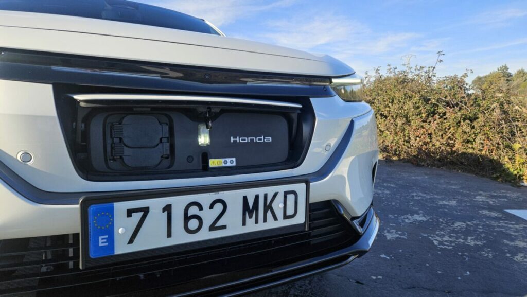 Honda eNy1 blanco 2024 tapa de carga abierta
