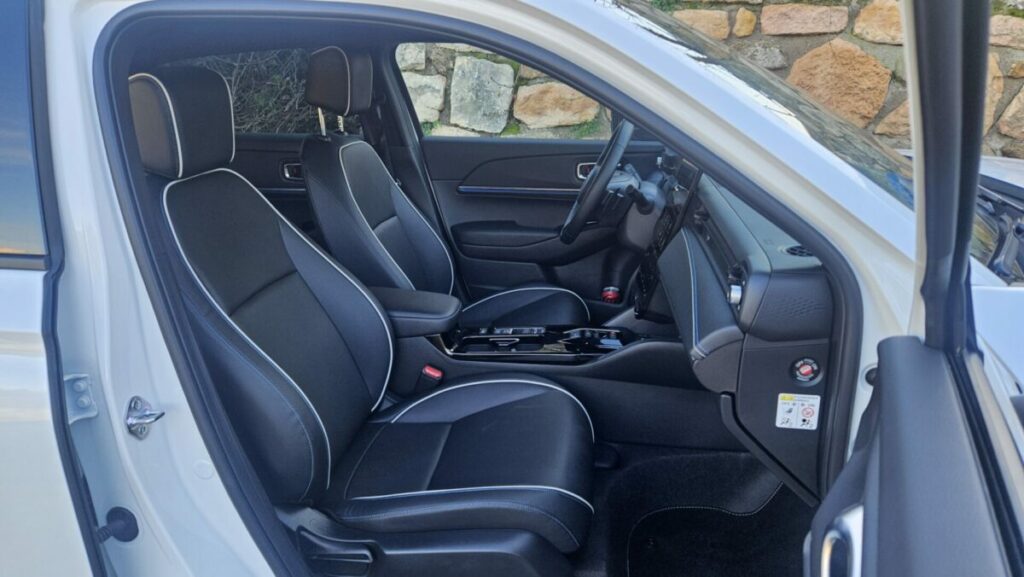 Honda eNy1 blanco 2024 plazas delanteras