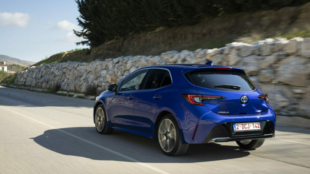 Toyota Corolla 2024 5 puertas azul en marcha