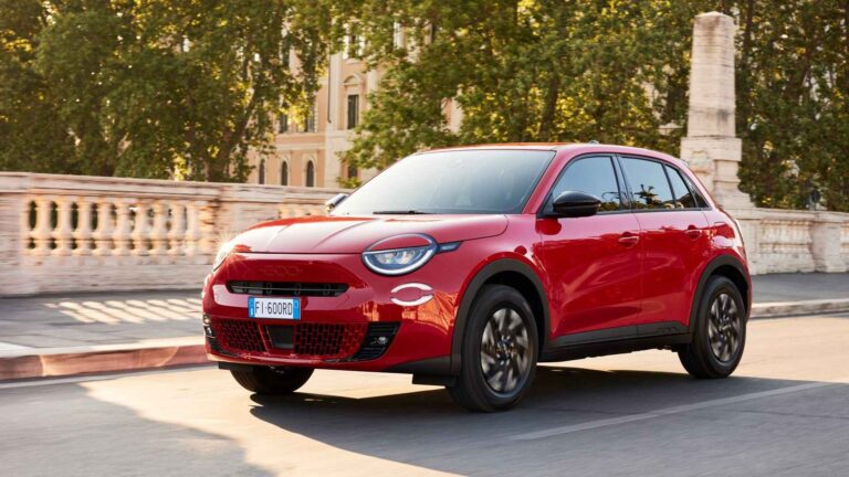 Fiat 600e red