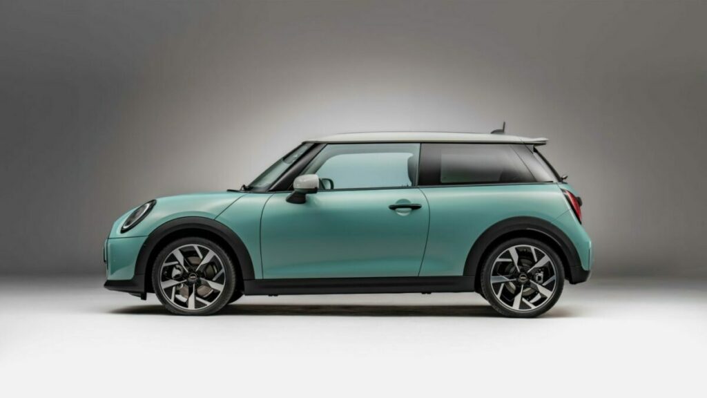 MIni Cooper 2024 verde lateral
