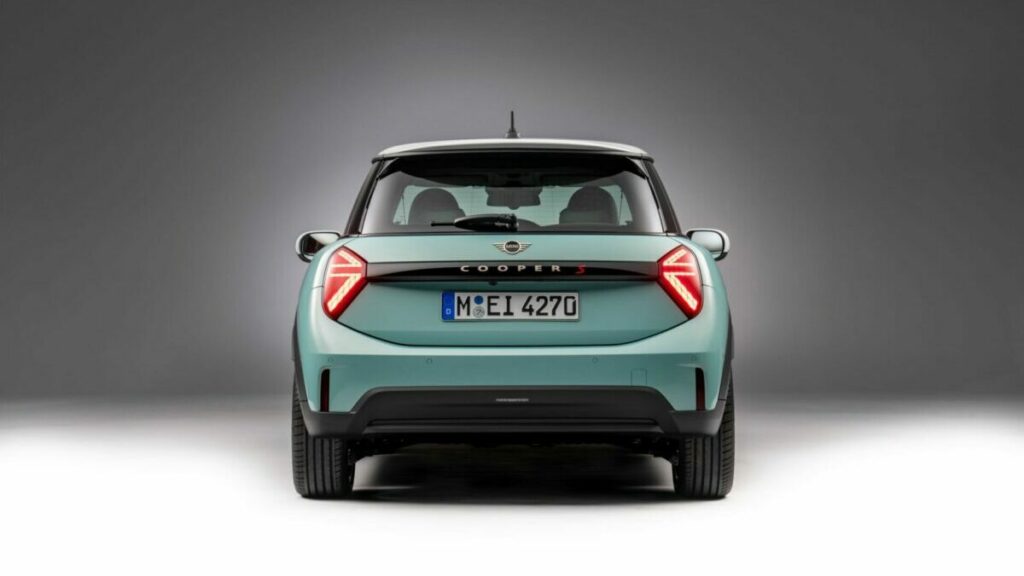 MIni Cooper 2024 verde trasera