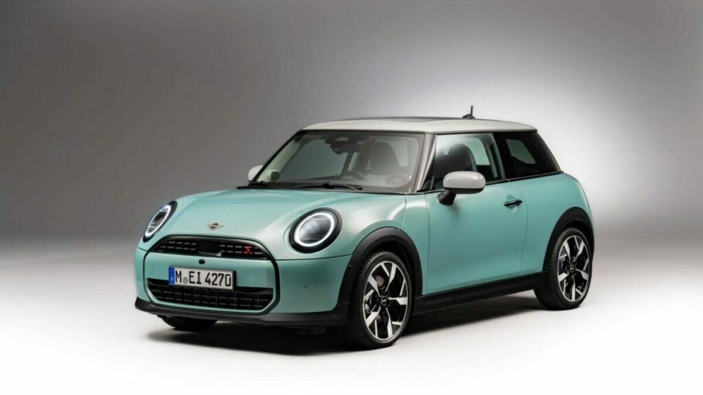 MIni Cooper 2024 verde tres cuartos delantero apertura