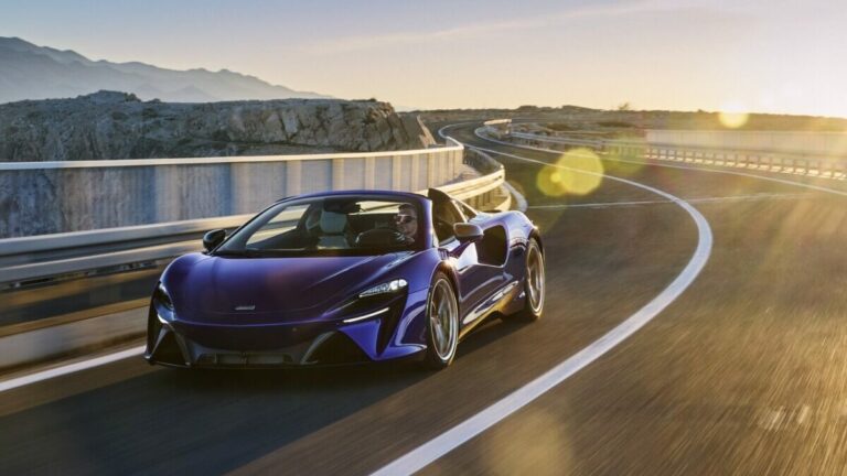 McLaren Artura Spider azul