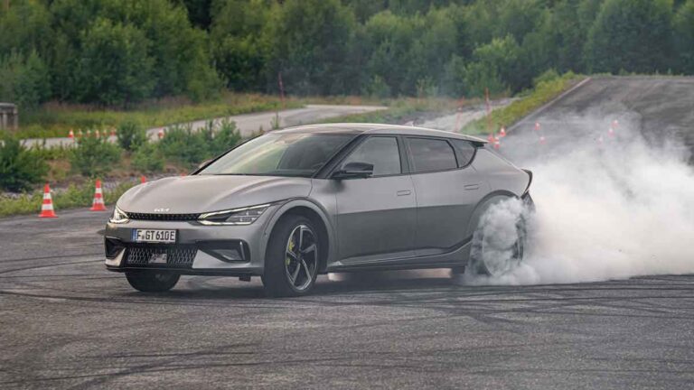 Potente kia ev6 gt derrapando desde delante