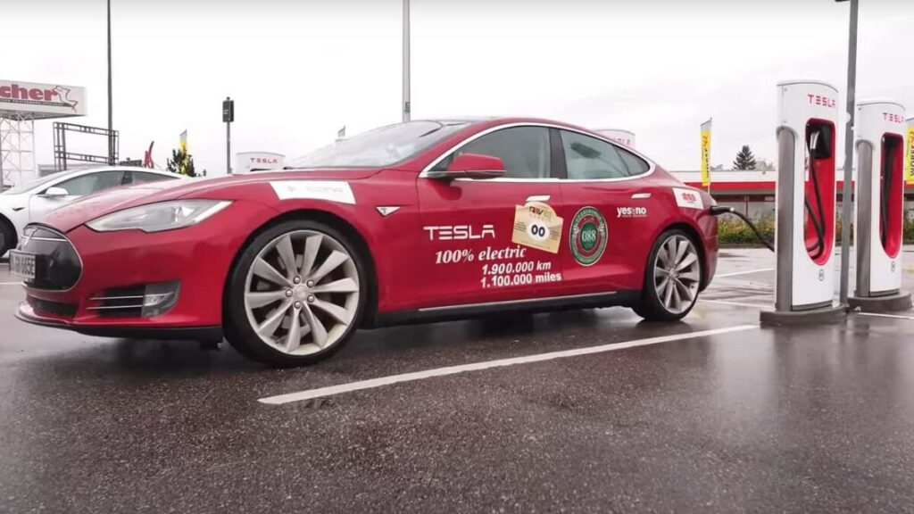 Tesla Model S dos millones kilometros cargando