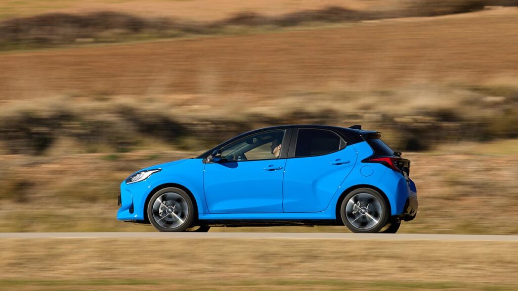 Toyota-Yaris-2024-Premiere-Edition-azul-prueba-(1)