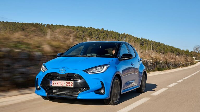 Toyota-Yaris-2024-Premiere-Edition-azul-prueba-(15)