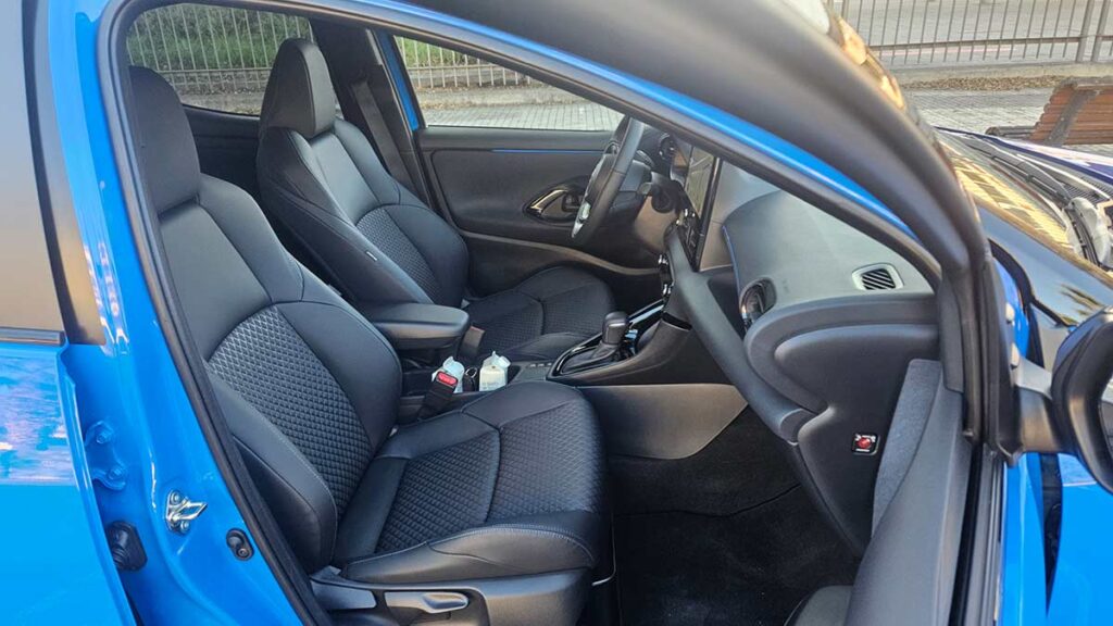 Toyota-Yaris-2024-Premiere-Edition-azul-prueba (2)