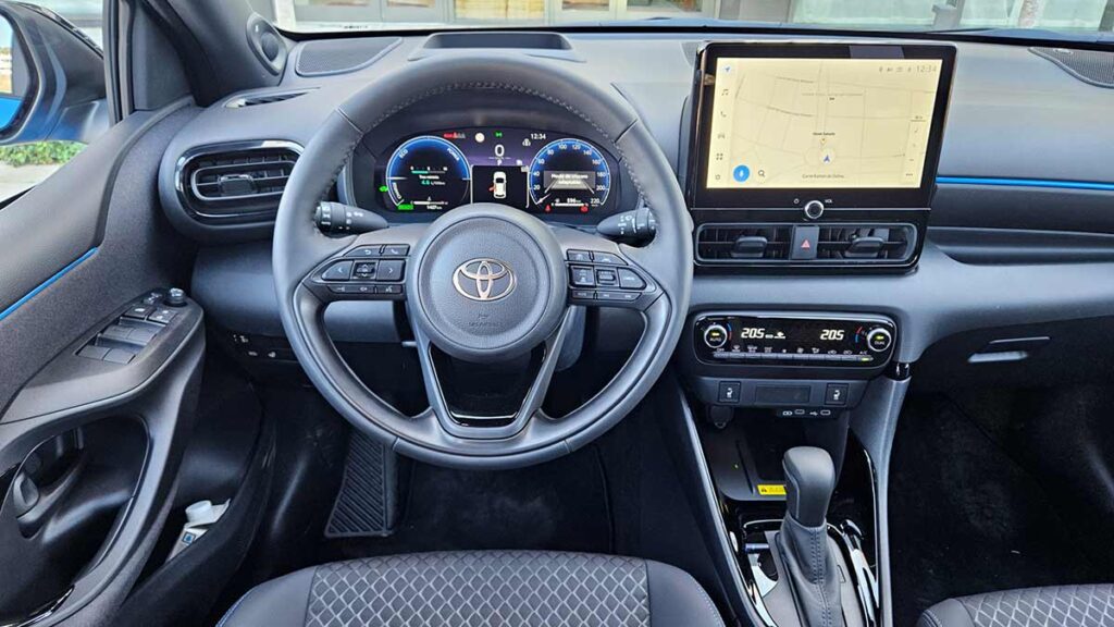 Toyota-Yaris-2024-Premiere-Edition-azul-prueba (7)