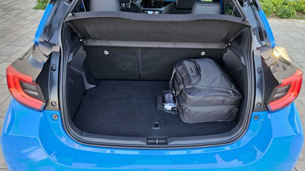 Toyota-Yaris-2024-Premiere-Edition-azul-prueba (9)