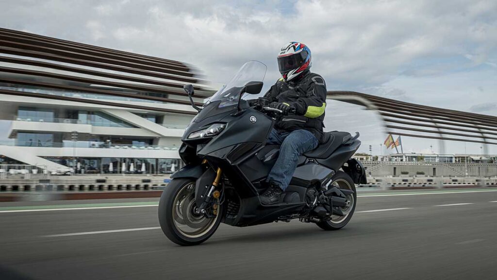 Yamaha_TMAX_560_2022_prueba_accion_apertura