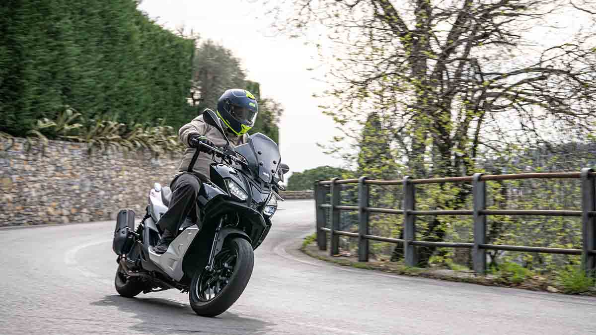 scooter SUV 125 APRILIA SR GT 125 accion apertura