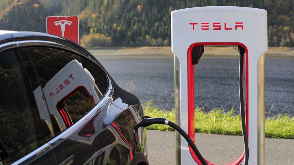 Coche eléctrico cargando