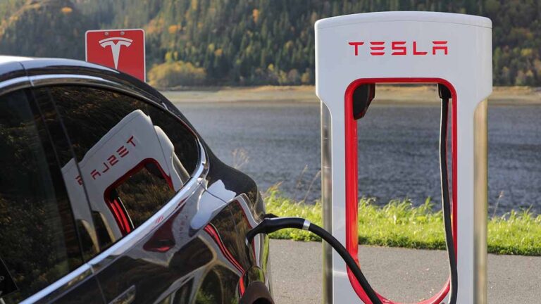 Tesla Coche eléctrico cargando
