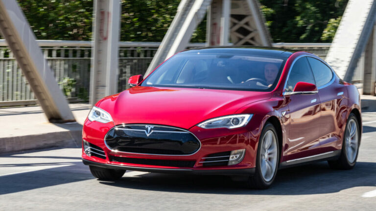 Tesla Model S circulando