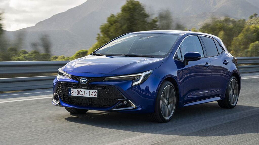 Toyota Corolla azul llamada a revisión
