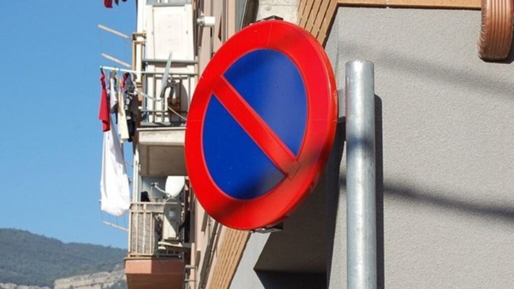 ¿Me pueden poner dos veces la misma multa por mal aparcamiento? 11 señal prohibido aparcar multa
