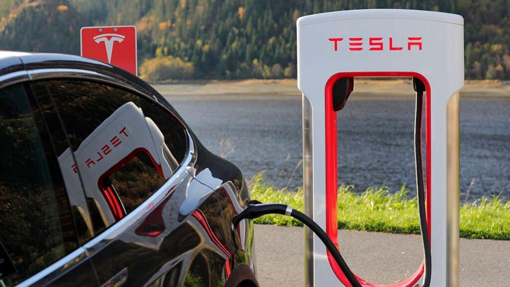 Coches eléctricos cargando Tesla