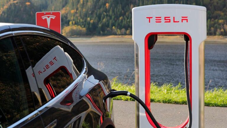 Coches eléctricos cargando Tesla