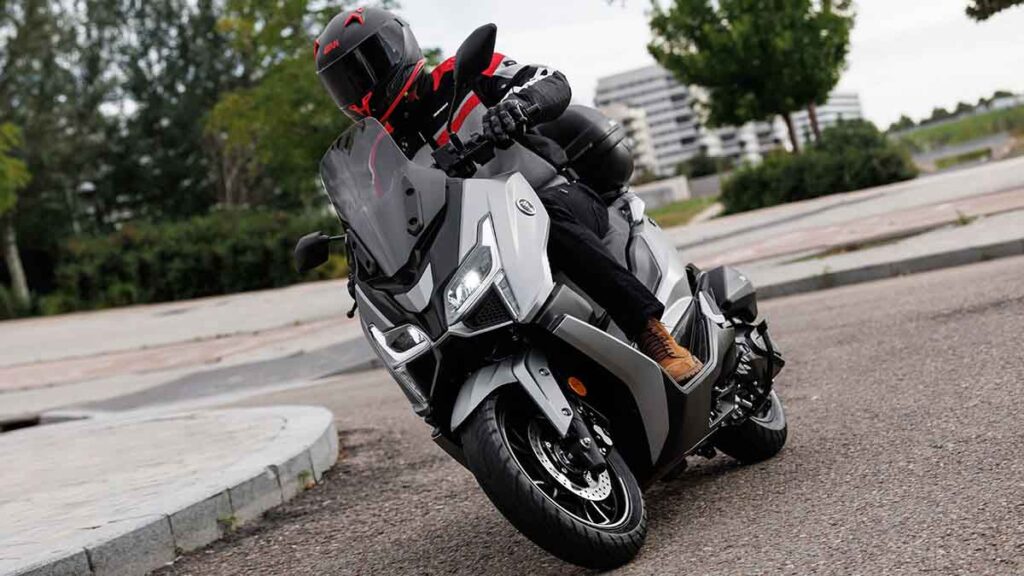 voge_sr1_125_2023_accion