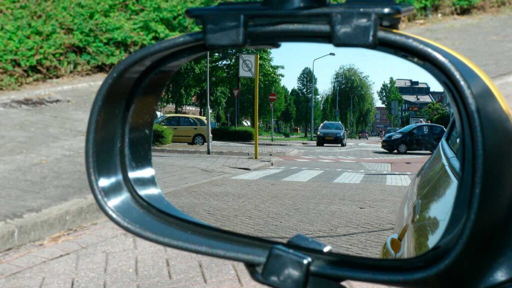 La reaparición de la estafa del espejo retrovisor: ¿Cómo protegerse?