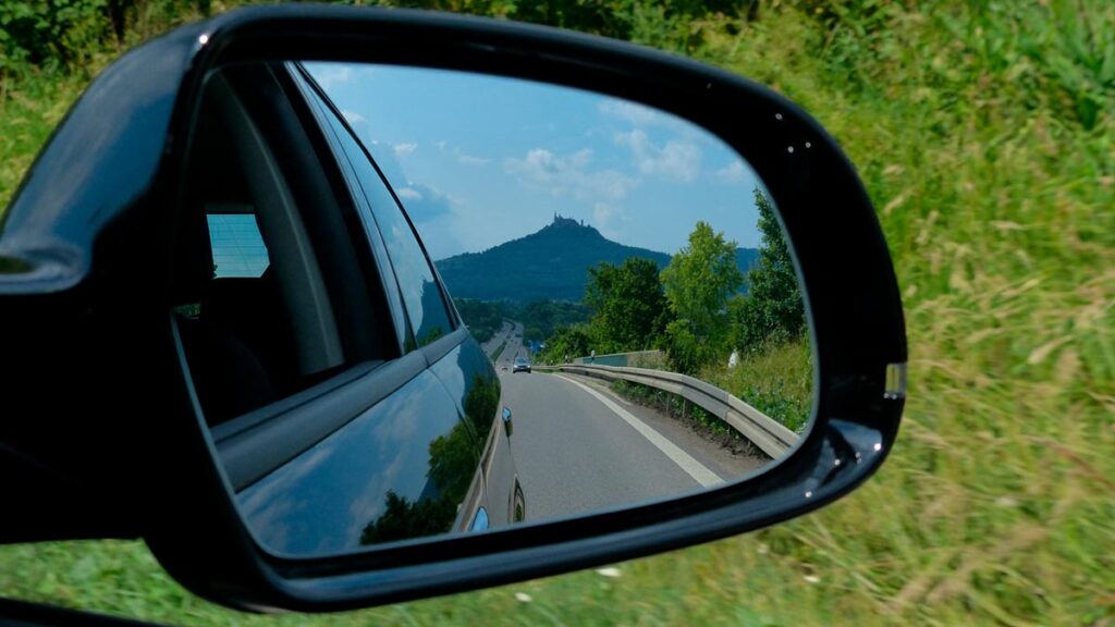 La reaparición de la estafa del espejo retrovisor: ¿Cómo protegerse?